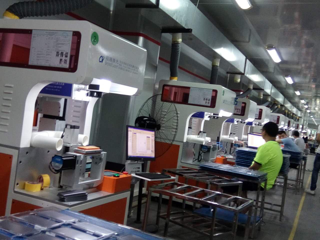 塑膠外殼表面亮霧同體激光加工現場 塑膠外殼表面亮霧同體激光加工現場