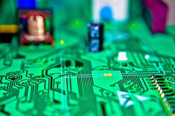 加工行業(yè)的快速發(fā)展，激光設(shè)備發(fā)展駛?cè)肟燔嚨溃?2