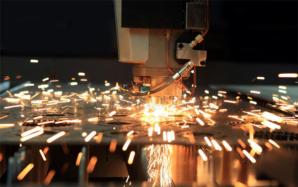 加工行業(yè)的快速發(fā)展，激光設(shè)備發(fā)展駛?cè)肟燔嚨溃?3