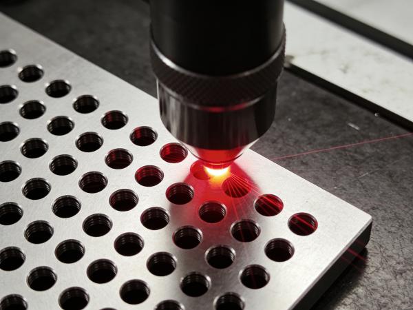 重塑行業(yè)標(biāo)準(zhǔn)：紅外飛秒激光切割機(jī)在鈦合金盲孔加工中的應(yīng)用-超越激光